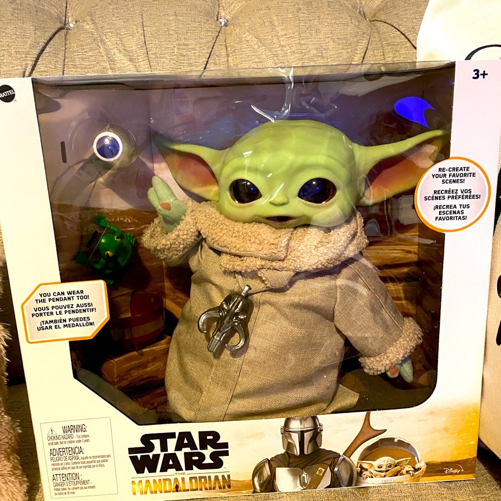 Star Wars baby Yoda aprox 15 inches tall